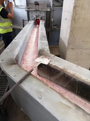 Giặt kim loại bằng hệ thống sưởi điện để đúc phôi trong nhà đúc nhôm.