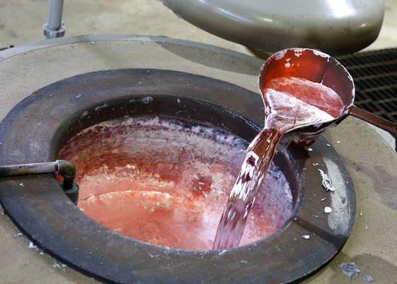 Lò điện 2000KG xám để nung chảy nhôm Tổ chức đốt cháy hoàn toàn